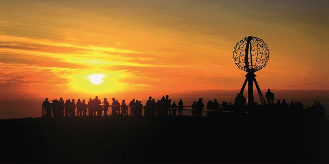 MST_-_Midnight_sun_at_north_cape_-_Bjarne_Riesto_-_riesto.no_www.nordnorge.com.jpg