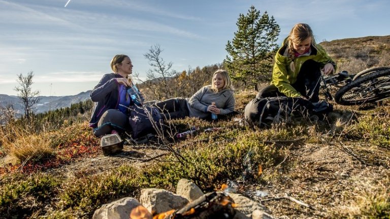 3 people enjoying outdoor life at Hardangervidda nationalpark.